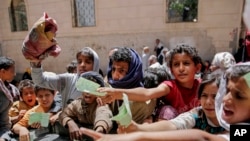 Des enfants Yéménites lors d’une distribution de rations alimentaires fournies par un organisme de bienfaisance local, Sanaa, Yémen, 13 avril 2017.