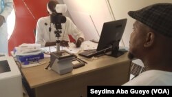 Un usager rempli les formalités d'enrôlement à Dakar, au Sénégal, le 14 septembre 2018. (VOA/Seydina Aba Gueye)