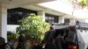 Aparat Polisi bersenjata lengkap melakukan latihan pengamanan anti teror pembebasan sandera di sebuah gedung pemerintahan di Jakarta. (Foto: dok VOA/Andylala).