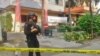 Polisi berjaga di Gedung Multipiranti Graha, Jakarta pasca peristiwa pelemparan granat Senin, 16 November 2015 (VOA/Andylala)