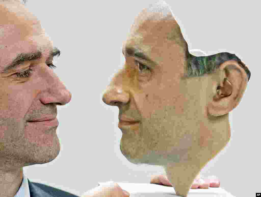 Mario Huettenhofer, Pimpinan&nbsp; perusahaan 3D Fab Jerman, menampilkan wajahnya sendiri dalam bentuk cetak 3D dalam pameran internasional FabCon 3.D dan Rapid.Tech di Erfurt, Jerman. &nbsp;