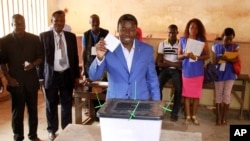 Le président Gnassingbé votant le 25 avril 2015 à Lomé 