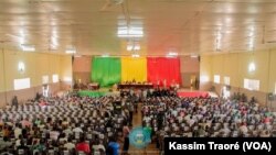 Une foule nombreuse assiste à l’audience du procès d’Amadou Haya Sanogo, l’ex-chef de la junte malienne, et ses 17 coaccusés, à la Cour d’assise, à Sikasso, Mali, 8 décembre 2016. (VOA/Kassim Traoré)