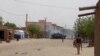 Des militaires et une auto-blindée déployés après une attaque-kamikaze dans la région de Gao, dans le centre-nord du Mali, 1er juillet 2018. (VOA/ Sidi Elhabib Maiga)