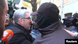 Nika Gvaramia, lider stranke Koalicija za promjene, okružen policajcima u Tbilisiju, Gruzija, 4. decembra 2024., na slici preuzetoj sa videa. (Formula TV preko Reutersa)