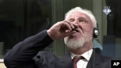Slobodan Praljak ispija tekućinu iz flašice nakon što mu je Žalbeno vijeće saopćilo kaznu
