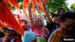 Demonstran anti pemerintah melakukan unjuk rasa di depan gedung parlemen di Bangkok (12/5). 