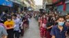Orang-orang antre untuk mendapatkan tes Covid-19 di Samut Sakhon, Selatan Bangkok. Thailand. (Foto: AP)