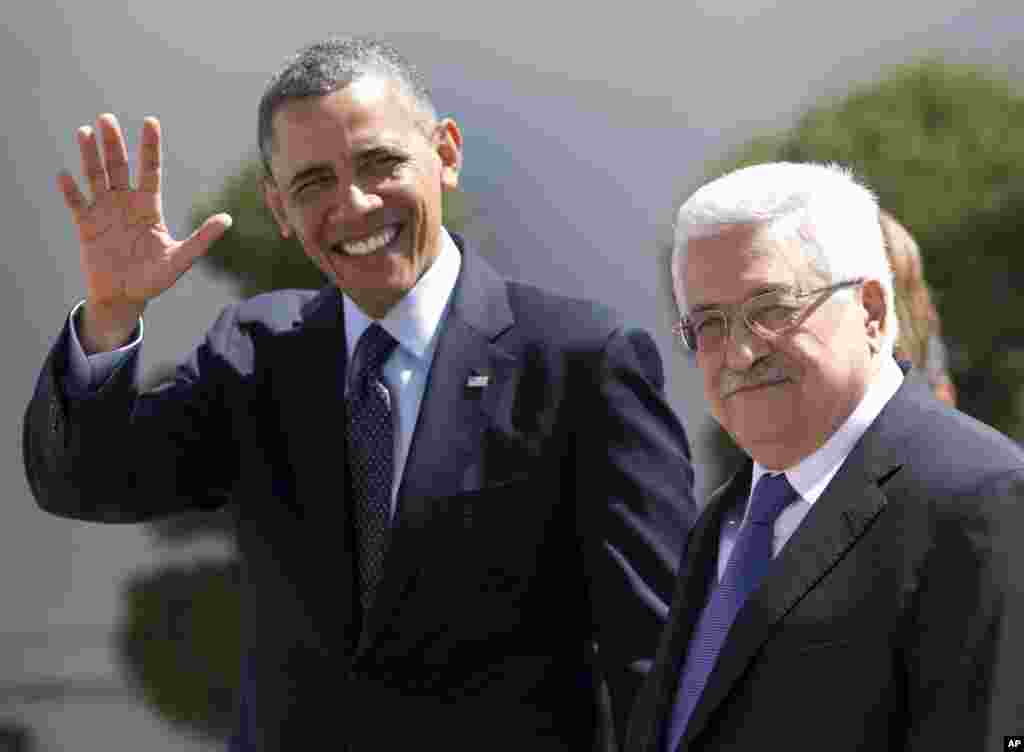 Palestinian President Mahmoud Abbas walks with Obama at the Muqata Presidential Compound in the West Bank town of Ramallah, March 21, 2013.