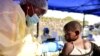 Un agent de santé congolais administre le vaccin Anti-Ebola à un enfant au centre de santé Himbi de Goma, en République démocratique du Congo, le 17 juillet 2019. 