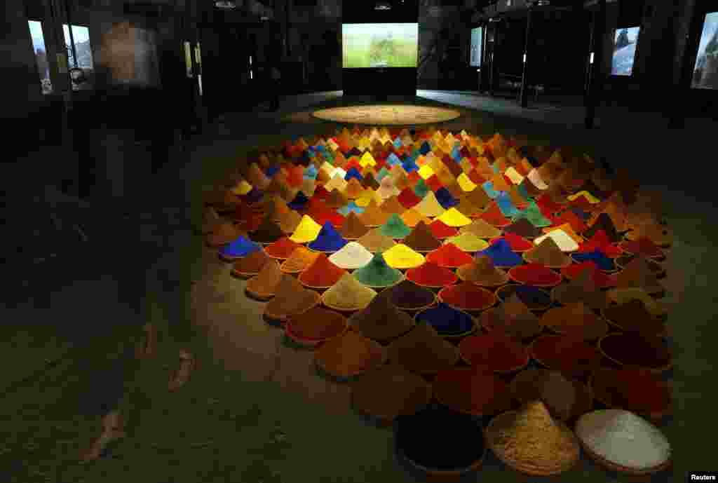 Instalasi seni berjudul &quot;Campo de Color&quot; dari seniman Bolivia Sonia Falcone. (Reuters/Stefano Rellandini)