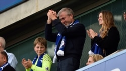 Roman Abramovich berterima kasih kepada fans setelah klub Chelsea memenangkan Liga Primer (foto: dok).