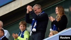 Pemilik Chelsea Roman Abramovich memuji para penggemar setelah berhasil memenangkan Liga Premier. (Foto: Reuters/Hannah McKay Livepic)