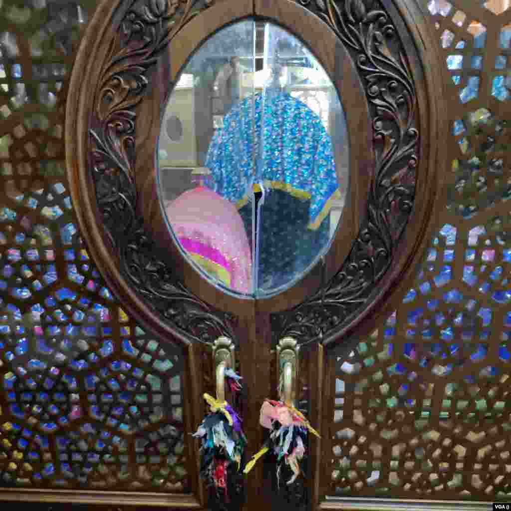 بعض زائرین بالخصوص خواتین یہاں رنگ برنگے دھاگے اور چھوٹے چھوٹے کپڑے کے ٹکڑے باندھتے ہیں۔ یہ عمل مقامی اصطلاح میں 'دئش' باندھنا کہلاتا ہے۔