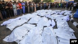 Người dân Palestine tụ tập trước thi thế của những người bị sát hại trong các cuộc không kích của Israel ở Deir Balah ở trung tâm Dải Gaza hôm 6/11 