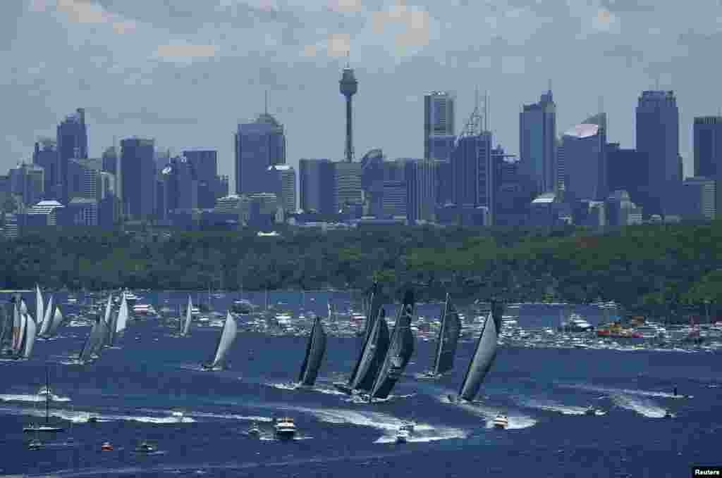 Berbagai yacht berada di pelabuhan Sydney bersiap untuk mengikuti balapan yacht tahunan &#39;Hobart&#39;.