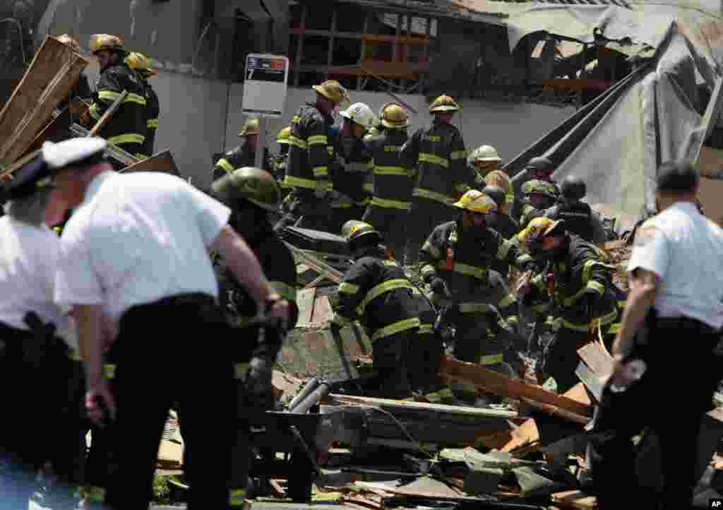 Petugas penyelamat menelisik lokasi gedung runtuh di Philadelphia, Pennsylvania (5/6). (AP/Jacqueline Larma)