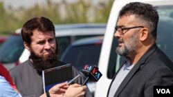 Abdulaziz Osman Kekić sa svojim braniocem Senadom Dupovcem nakon jednog od ranijih ročišta.