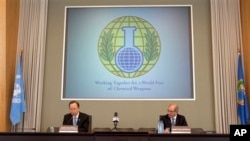 Sekjan PBB Ban Ki-moon (kiri) saat berpidato di kantor pusat Organisasi Pelarangan Senjata Kimia (OPCW) di Den Haag, Belanda, 8 April 2013 (Foto: dok). Suriah dilaporkan telah mulai menyerahkan informasi terkait program senjata kimianya ke OPCW, Kamis (18/9).