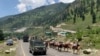 Suasana di Gagangeer, timur laut Srinagar, Kashmir yang dikuasai India, saat konvoi tentara India bergerak di jalan raya Srinagar-Ladakh, 18 Juni 2020. (Foto: dok).