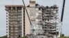 Petugas darurat melakukan upaya pencarian dan penyelamatan di lokasi bangunan tempat tinggal yang sebagian runtuh di Surfside, dekat Miami Beach, Florida, AS, 29 Juni 2021. (Foto: REUTERS/Joe Skipper)