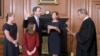 Le juge Kavanaugh a prêté serment à la Cour suprême