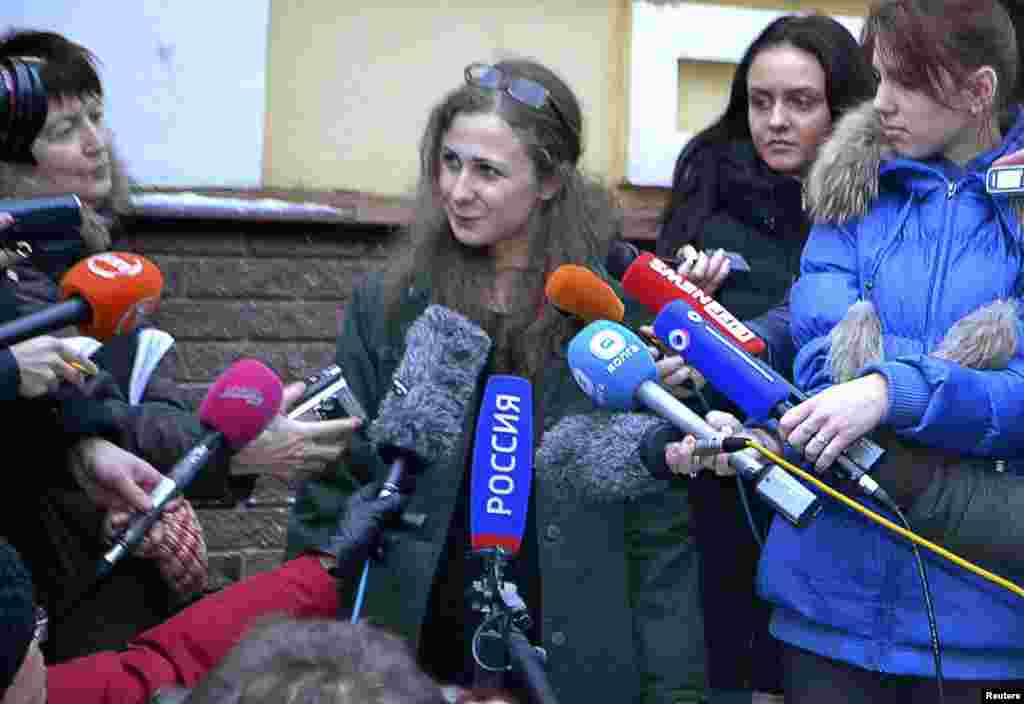 Maria Alyokhina berbicara dengan media di kantor Komite Melawan Penyiksaan (Committee Against Torture) setelah dibebaskan dari penjara di Nizhny Novgorod, Rusia (23/12).&nbsp;(AP/The Committee Against Torture)&nbsp;