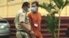 លោក​រ៉ាត់ រត្នមុនី​បង្ហាញ​ខ្លួន​នៅ​តុលាការ ​ខណៈ​គ្រួសារ​បន្ត​ការពារ​ភាព​ស្អាត​ស្អំ​របស់​លោក