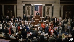 Des parlementaires démocrates américains mènent un sit-in en face du perchoir, au Congrès, poussant le président de la Chambre, Paul Ryan, à faire usage de son marteau pour convoquer une session et faire voter un texte limitant l'accès aux armes à feu, 22