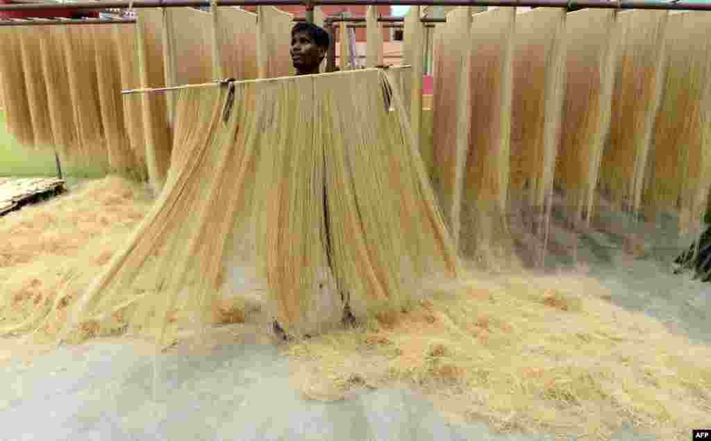 Para pekerja mengeringkan bihun untuk membuat "sheerkhorma", santapan takjil lokal untuk berbuka puasa di bulan Ramadan di Chennai, India.