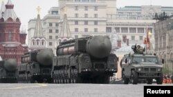 "Parade Hari Kemenangan" militer Rusia di lapangan Merah untuk merayakan kemenangan atas Nazi Jerman pada Perang Dunia II, di Moskow Kamis (9/5). 