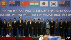 Les ministres du Commerce de 16 pays de la région Asie-Pacifique prennent une photo lors de la réunion ministérielle du Partenariat économique global régional à Hanoï, le 22 mai 2017. 