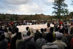 Des personnes font la queue pour recevoir des dons alimentaires, dans un abri temporaire pour les personnes déplacées par le conflit, dans la ville de Shire, dans la région de Tigray, en Éthiopie, le 15 mars 2021.