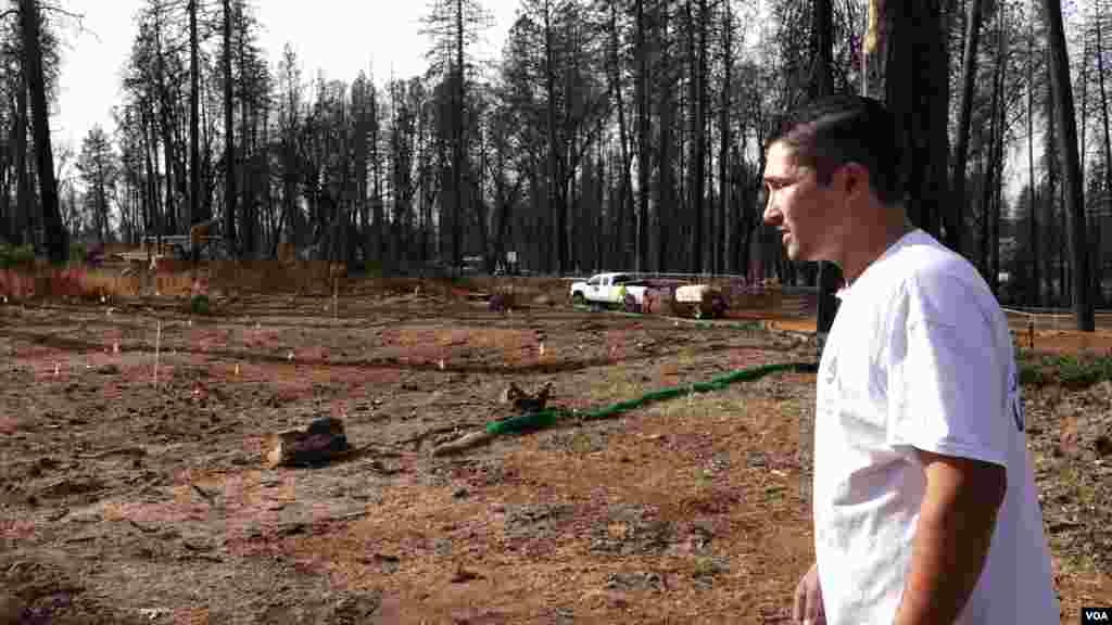 Valentin Martinez looks at what the remains of his home, where he lived with his wife and son. Fleeing the fire, he was able to save a few things: his mother&#39;s and father-in-law&#39;s ashes and a few photos.(Elizabeth Lee/VOA News)