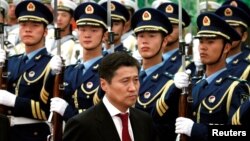 资料照片：时任蒙古国总理巴特包勒德访问中国时在北京人民大会堂检阅仪仗队。(2011年6月16日)