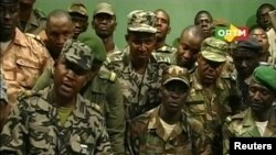 Des soldats maliens photographiés à partir d'une image de la télévision nationale, à Bamako (22 mars 2012) 