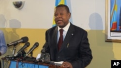 M. Lambert Mende lors d'un point de presse à Kinshasa, mars 2011