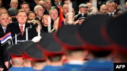 Predsjednik Republike Srpske Milorad Dodik (L) posmatra kako snage bezbjednosti marširaju tokom defilea povodom obilježavanja neustavnog "Dana Republike Srpske" u Banja Luci 9. januara 2024.