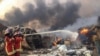 Les pompiers pulvérisent de l'eau sur un incendie après une explosion à Beyrouth, au Liban, le 4 août 2020. REUTERS/Mohamed Azakir 