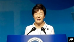 Presiden Korea Selatan Park Geun-hye menyampaikan sambutannya dalam peringatan Kemerdekaan Korea dari penjajahan Jepang tahun 1945 di Seoul, Korea Selatan (15/8). 