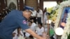 មន្ត្រី​មាន​សមត្ថកិច្ច​ចូល​រួម​រំលែក​ទុក្ខ​ក្នុង​ពិធី​បុណ្យ​សព​របស់​លោក​អនុសេនីយ៍​ឯក ទៀន ករុណា​ មន្ត្រី​កង​រាជ​អាវុធហត្ថ​ ដែល​ត្រូវ​ក្រុម​ជួញ​ដូរ​ថ្នាំ​ញៀន​បាញ់​របួស​ ហើយ​បាន​ស្លាប់​ពេល​បញ្ជូន​ដល់​មន្ទីរពេទ្យ​កាល់ម៉ែត។ (រូបថត​ដក​ស្រង់​ចេញ​ពី​ទំព័រ​ហ្វេសប៊
