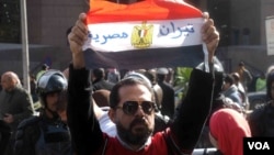 Man holds Egyptian flag with Arabic words “Tiran is Egyptian” in front of the Egyptian Administrative Court in Giza, Egypt, Jan 16, 2017. (Photo: Hamada Elrasam for VOA)