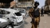 Un soldat monte la garde devant le Splendid Hotel à Ouagadougou, au Burkina Faso, a proximité d’un hôtel à proximité frappe par les jihadistes en signe de résistance à l'extrémisme croissant dans ce pays d'Afrique de l'Ouest. (AP Photo / Sunday Alamba, Fichier)