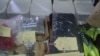 Barang bukti diantaranya sekantong bahan peledak yang disita polisi di Solo, Jawa Tengah, dari pelaku bom bunuh diri. (VOA/Yudha Satriawan)