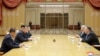 Le leader de la Corée du Nord, Kim Jong Un, rencontre le secrétaire d’État américain, Mike Pompeo le 9 mai 2018, une photo publiée par l’Agence de presse centrale coréenne de Corée du Nord (KCNA) à Pyongyang le 10 mai 2018.