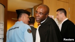 Octavien Ngenzi et Tito Barahira, représentés ici par des leurs avocats lors d’une audience au palais de justice de Paris à Paris, France, le 10 mai 2016. Ils sont accusés d'avoir incité les foules à massacrer des centaines de Tutsis dans une église de la ville de Karabondo. REUTERS / Gonzalo Fuentes - RTX2DLXP