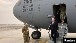 Jim Mattis, secrétaire américain à la Défense, arrive à Kaboul, le 13 mars 2018.