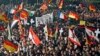 Para pendukung gerakan anti-imigrasi yang menamakan diri mereka PEGIDA (Patriotic Europeans Against the Islamization of the West) berunjuk rasa di Dresden, Jerman (12/1).