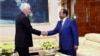 L'ambassadeur des Etats-Unis Peter Henry Barlerin et le président camerounais Paul Biya à Yaoundé, le 17 mai 2018. (Twitter/président Paul Biya)