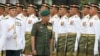 Raja Malaysia, Al-Sultan Abdullah Ri'ayatuddin Al-Mustafa Billah Shah, memeriksa seorang penjaga selama perayaan kemerdekaan ke-62 di Putrajaya. (Foto: Reuters)